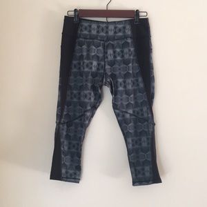 Kyodan Cropped Leggings Black and Gray Size Medium